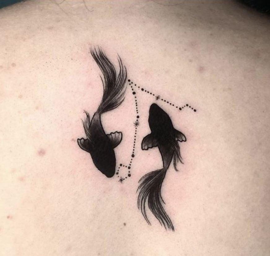 Tatouage Signe Astrologique Poisson Noir Et Constellation 