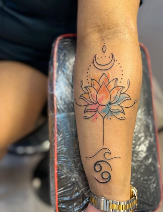  Tatouage Signe Astrologique Cancer Symbole Et Fleur De Lotus 