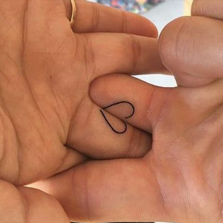 Tatouage Couple Discret Coeur Au Doigt