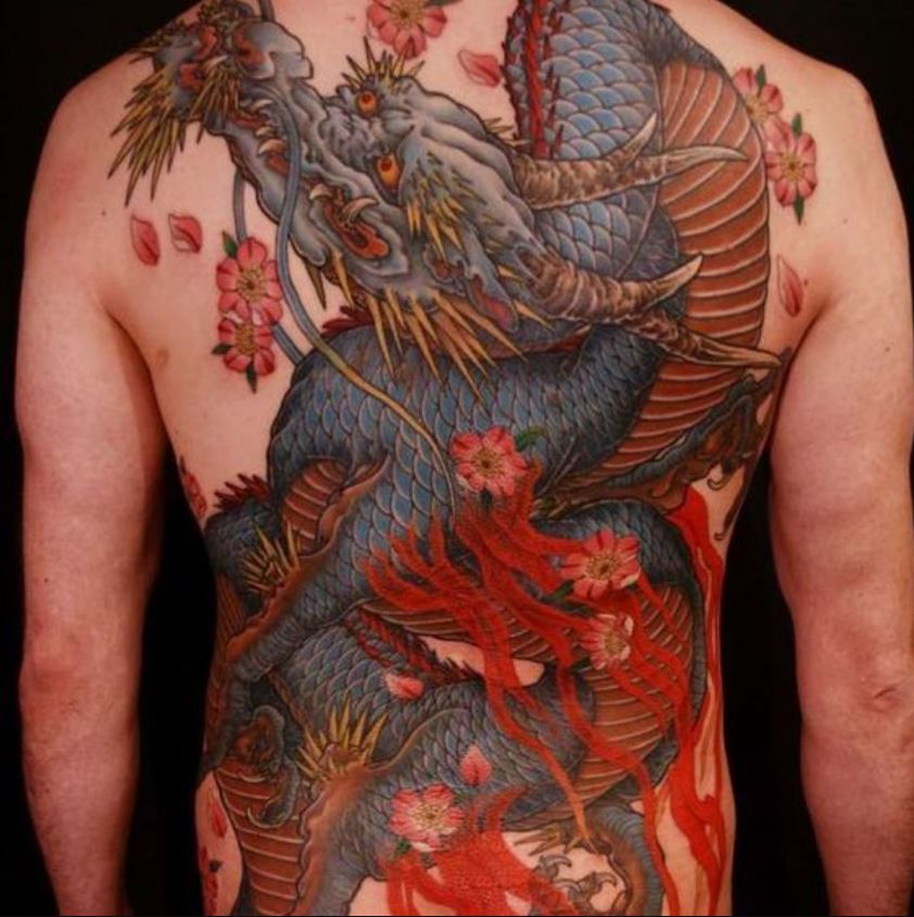 Tatouage Dragon Japonais Et Petites Fleurs Sur Le Dos