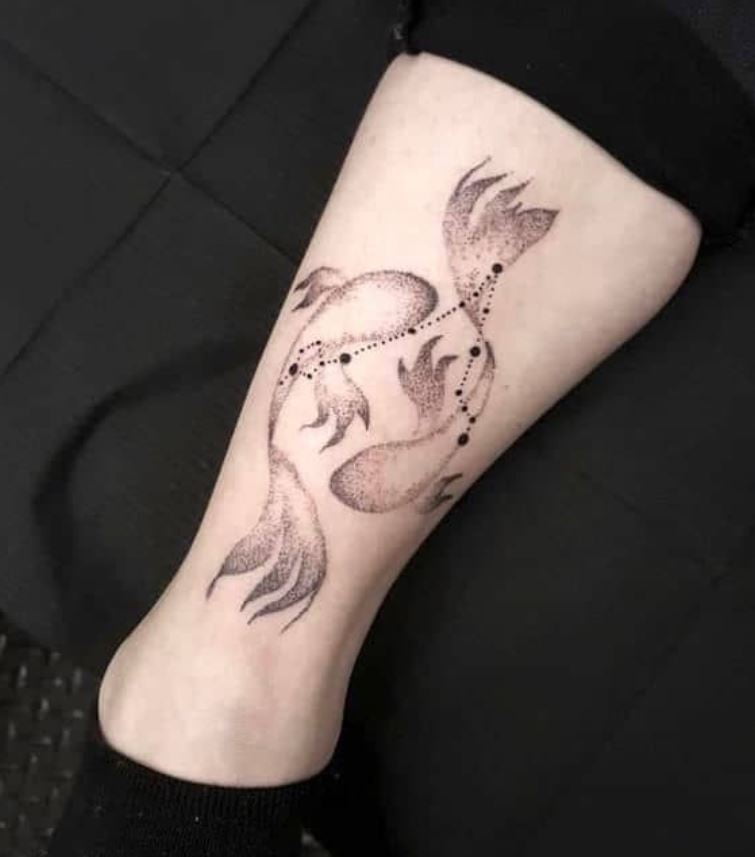 Tatouage Signe Astrologique Poisson Gris Et Constellation à Points 