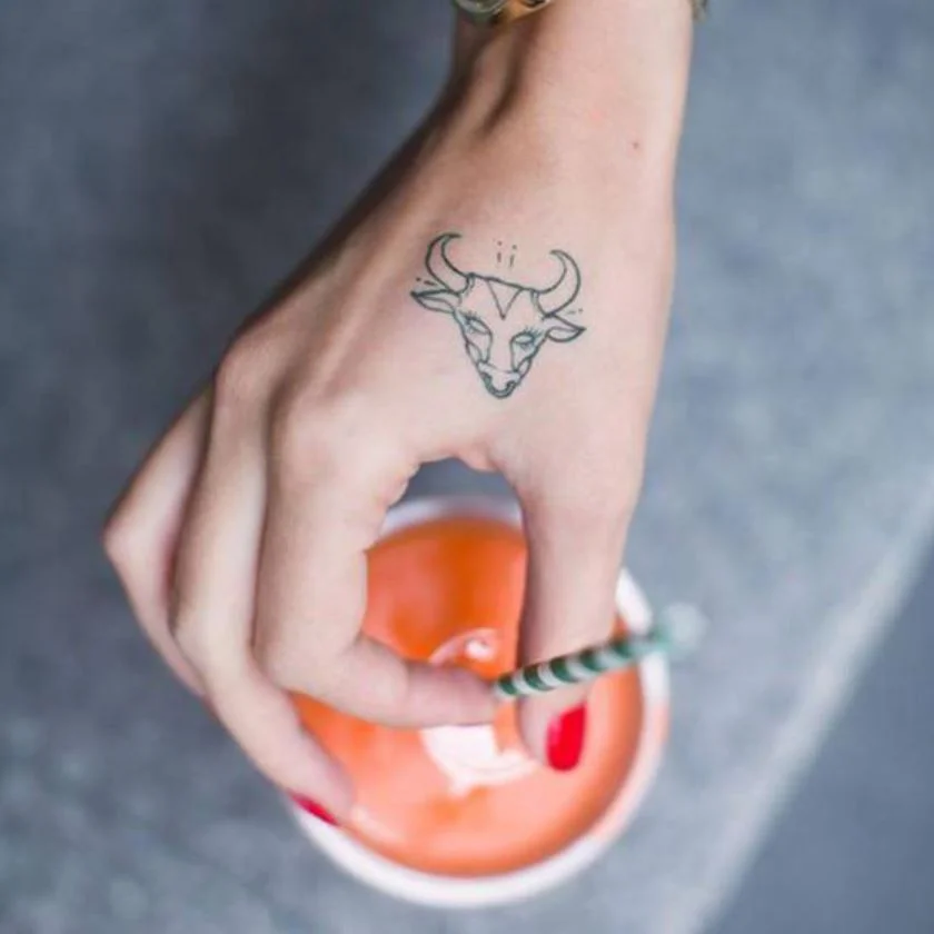 Tatouage Taureau Minimaliste