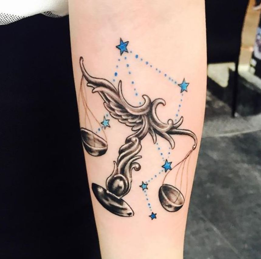 Tatouage Signe Astrologique Balance Constellation Bleue 