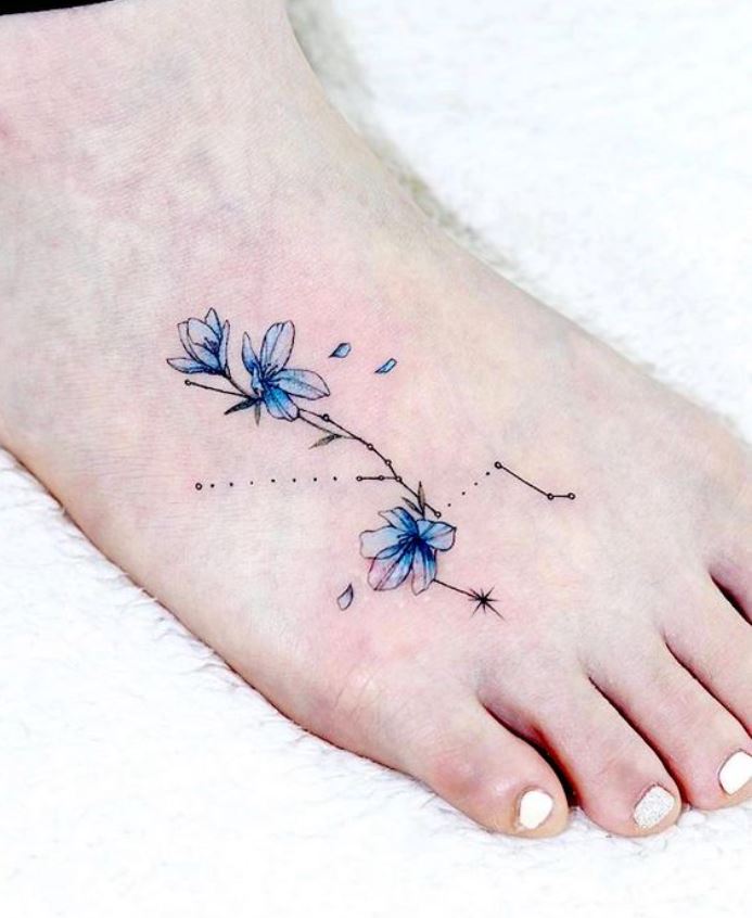 Tatouage Signe Astrologique Taureau Constellation Et Fleurs Bleues 