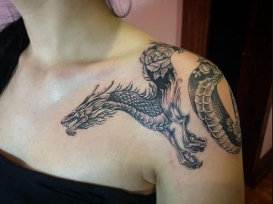 Tatouage Japonais Dragon Sur L'épaule Et La Clavicule