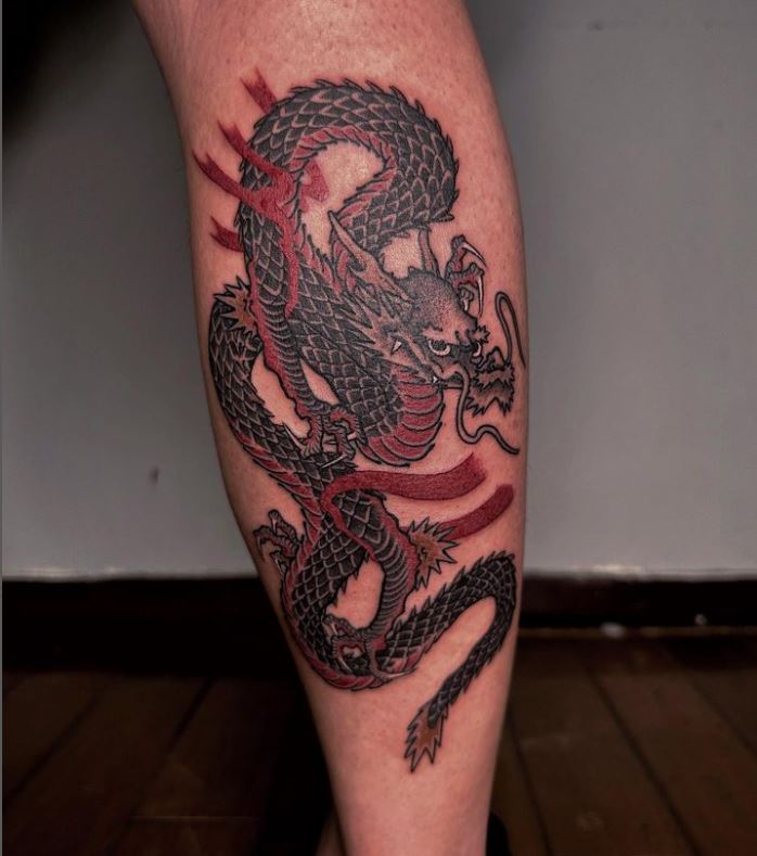 Tatouage Dragon Japonais Rouge Et Noir Sur La Jambe