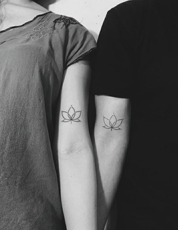 Tatouage Couple Discret Mini Lotus Sur Le Bras 