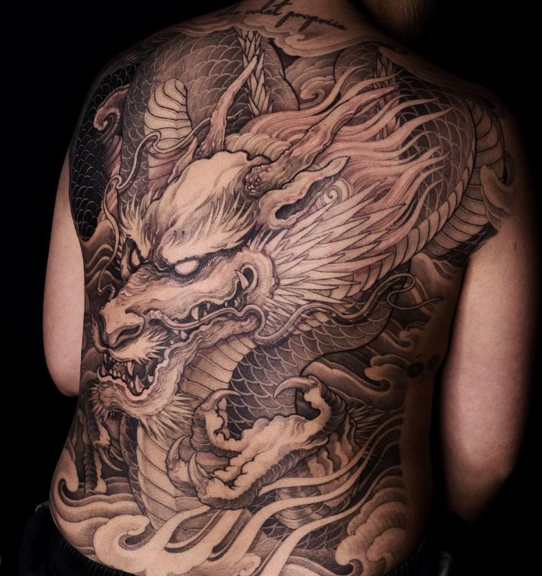 Tatouage Japonais Dragon Noir Sur Le Dos