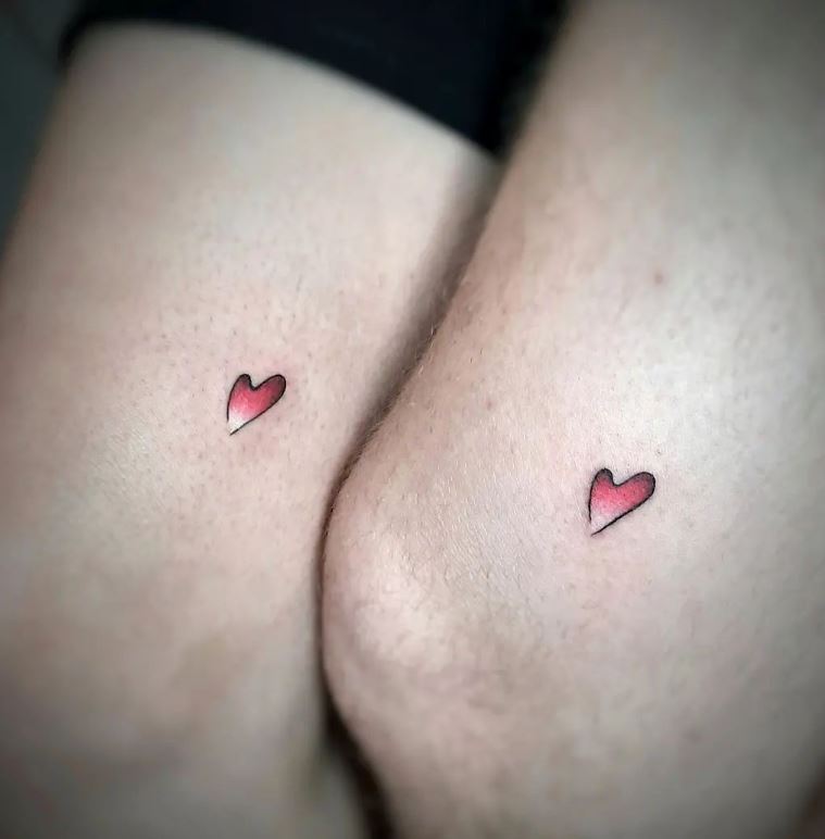 Tatouage De Couple Petits Coeurs Dégradés En Haut Du Genou 