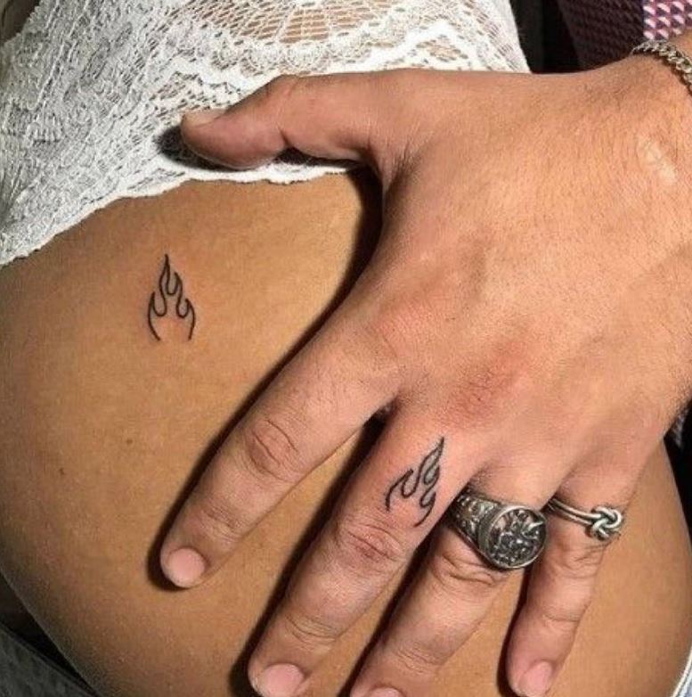 Tatouage Couple Flamme De L'amour Discret 