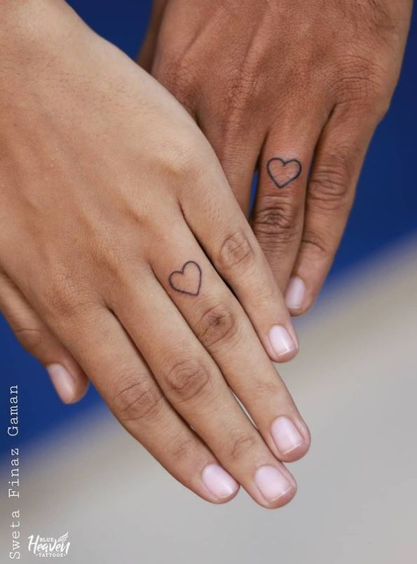Tatouage Coeur Minimaliste Pour Couple Sur Le Doigt 