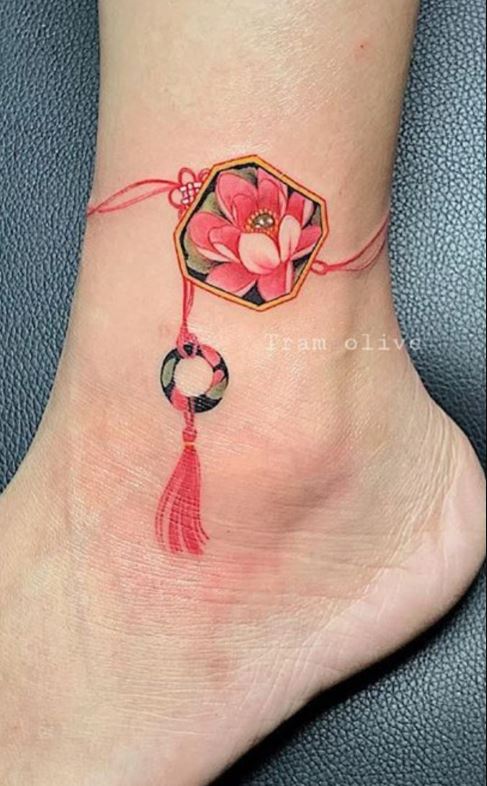 Tatouage Japonais Discret Fleur Norigae Sur La Cheville 