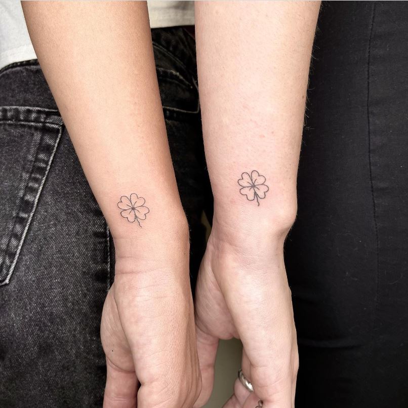 Trèfle à 4 Feuilles Discret En Tatouage Couple Sur Le Poignet 