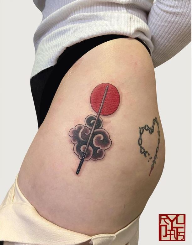 Tatouage Japonais Discret Nuage Et Soleil Rouge Sur La Hanche 