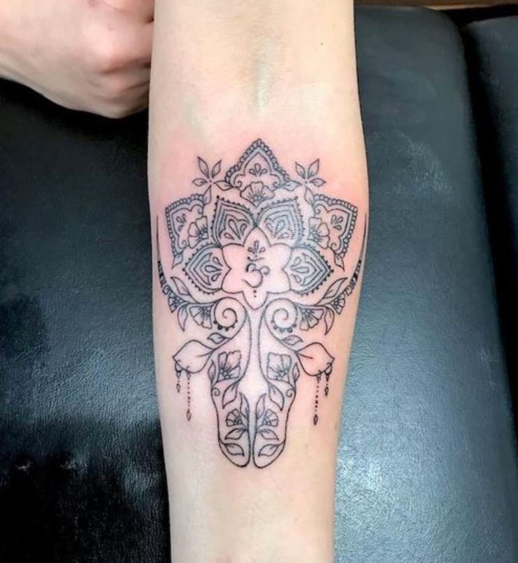 Tatouage Signe Astrologique Taureau Mandala Et Tête Stylisée