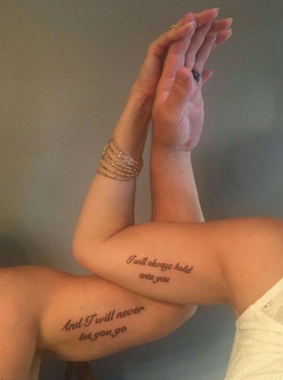  Tatouage Couple Phrase Sur Le Bras Et Le Poignet 