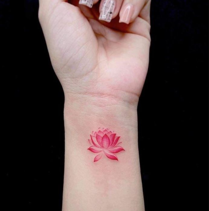 Tatouage Japonais Lotus Rose Sur Le Poignet