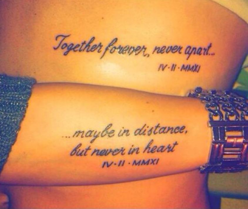 Tatouage Couple Phrases Et Chiffres Romains Sur Le Dos Et L'avant Bras