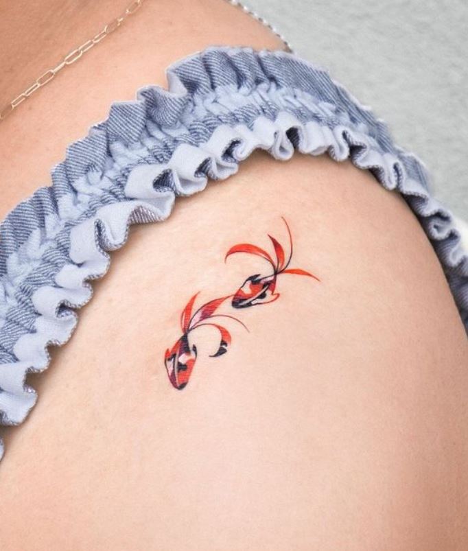 Tatouage Japonais Discret Poissons Koï Tricolores Sur L'épaule 