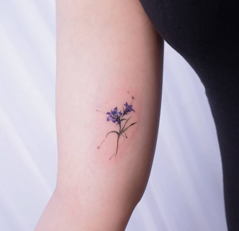 Tatouage Signe Astrologique Vierge Constellation Et Fleurs 