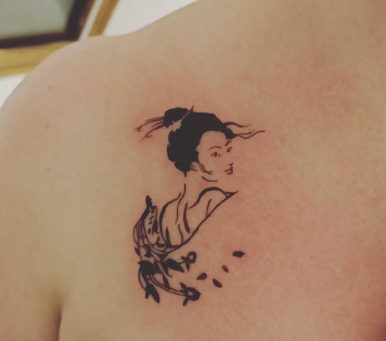 Tatouage Japonais Discret Geisha Sur Le Dos 