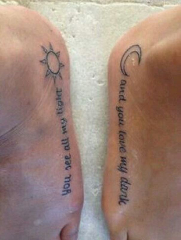 Tatouage Couple Phrase Sur Pied Avec Lune Et Soleil