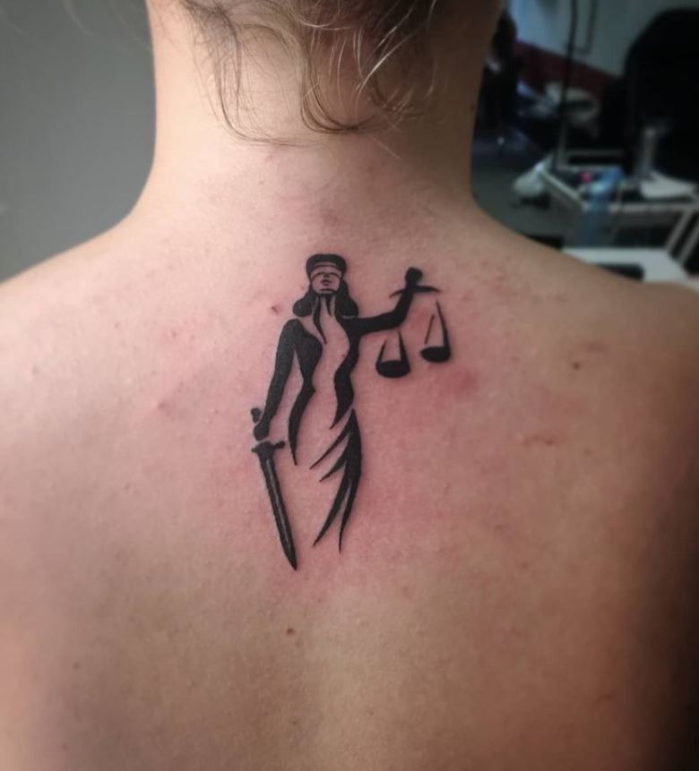 Tatouage Signe Astrologique Balance Femme Et épée 