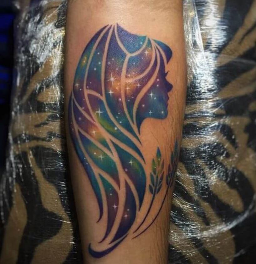 Tatouage Signe Astrologique Vierge Coloré Et étoilé 
