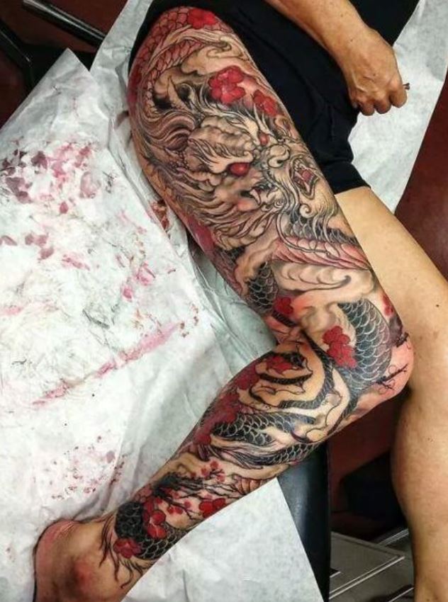 Tatouage Cerisier Japonais Avec Dragon Sur La Cuisse Et La Jambe