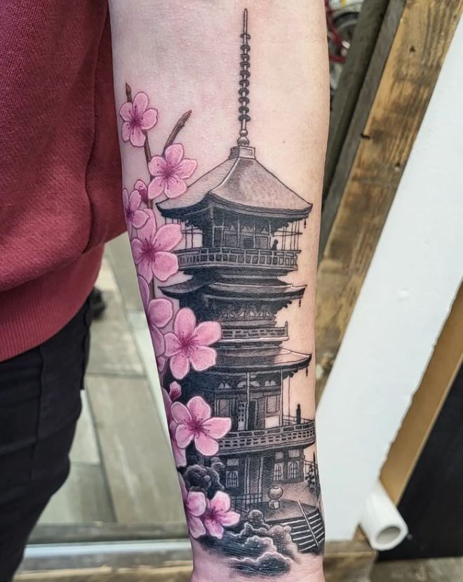 Tatouage Pagode Et Cerisier Japonais Sur L'avant Bras