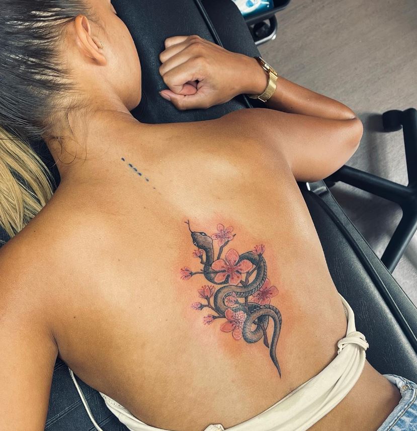 Tatouage Cerisier Et Serpent Japonais Sur Le Dos 