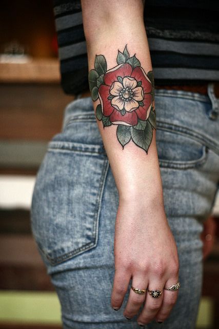 tatouage old school Fleur Rouge Et Feuilles 