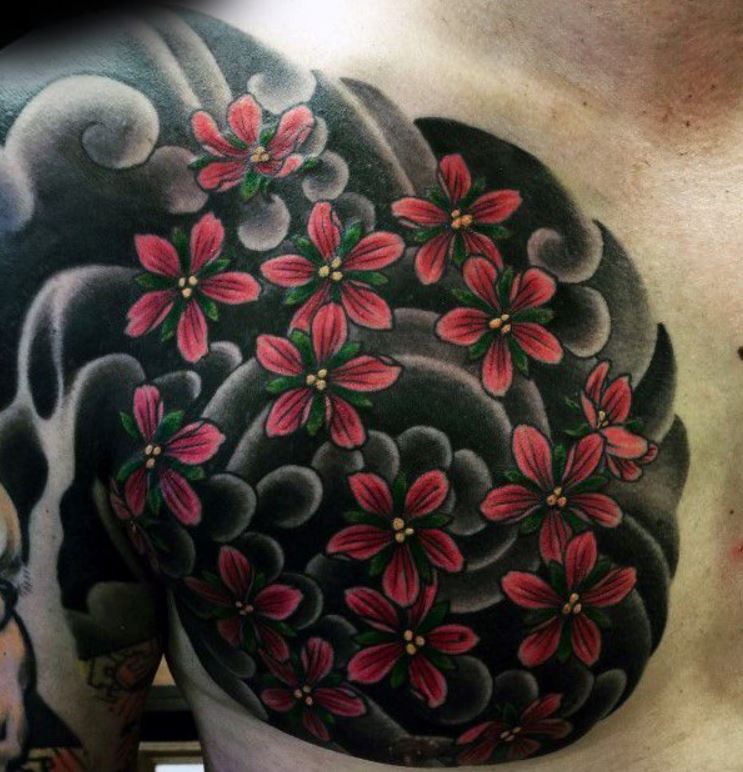 Tatouage Cerisier Japonais Fond Nuageux Sur Le Torse 