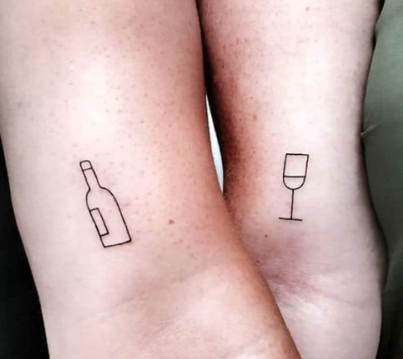 Tatouage Couple Bouteille De Vin Et Verre à Pied 