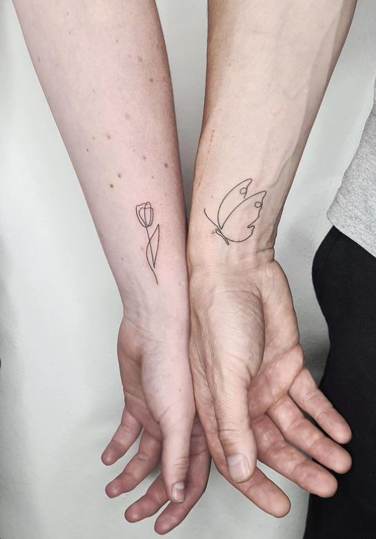 Papillon Et Tulipe En Tatouage De Couple 