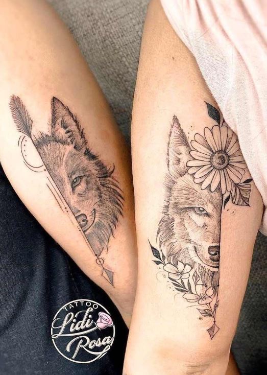 Tatouage Couple Demi Loup à Flèche Et Fleur 