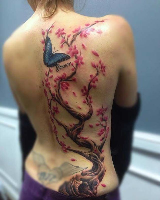 Tatouage Arbre De Cerisier Japonais Et Papillon Sur Le Dos 