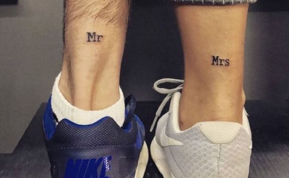 Tatouage Mr Et Mrs Sur Le Tendon D'achille