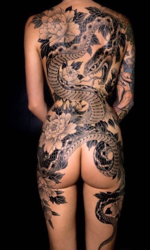 Tatouage Pivoine Et Serpent Japonais En Pièce Dorsale 