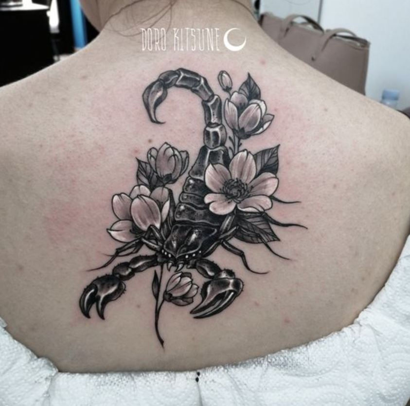Tatouage Signe Astrologique Scorpion Floral 