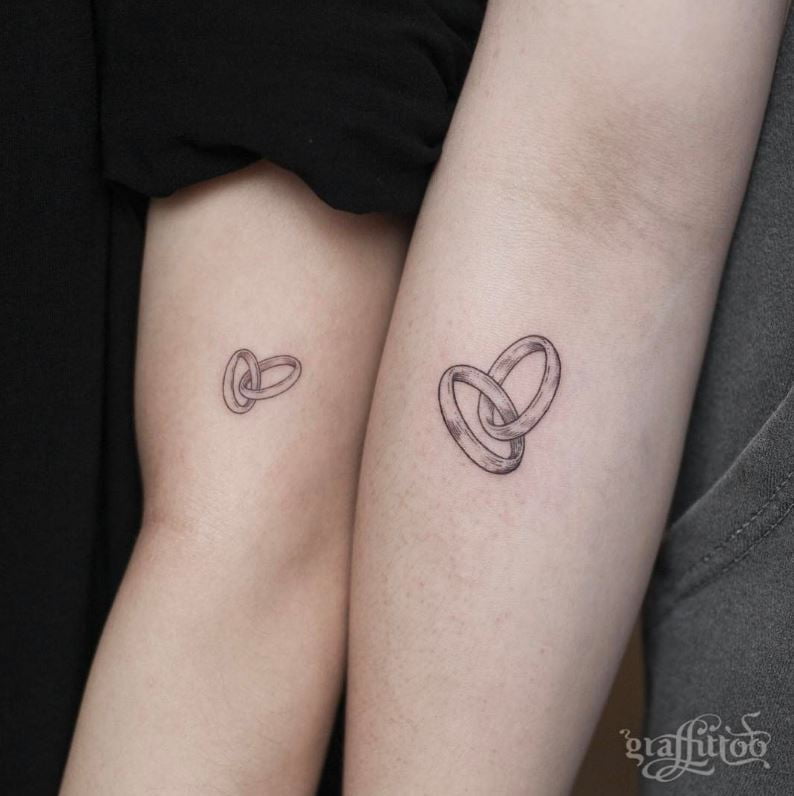 Deux Alliances Couplées En Tatouage Commun 