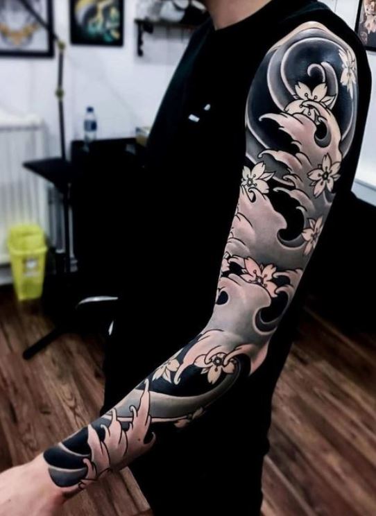 Tatouage Japonais Bras Vagues Et Fleurs