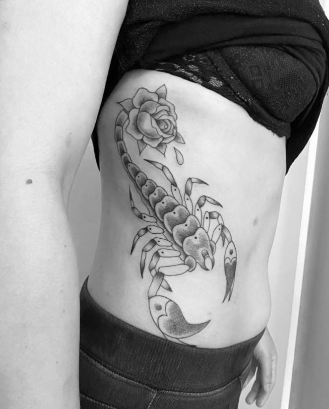 Tatouage Signe Astrologique Scorpion Queue Rose