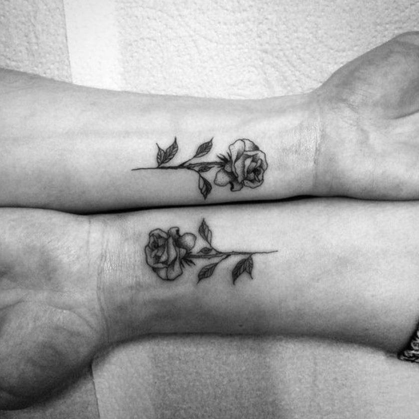 Tatouage Couple En Commun Rose Sur Le Poignet