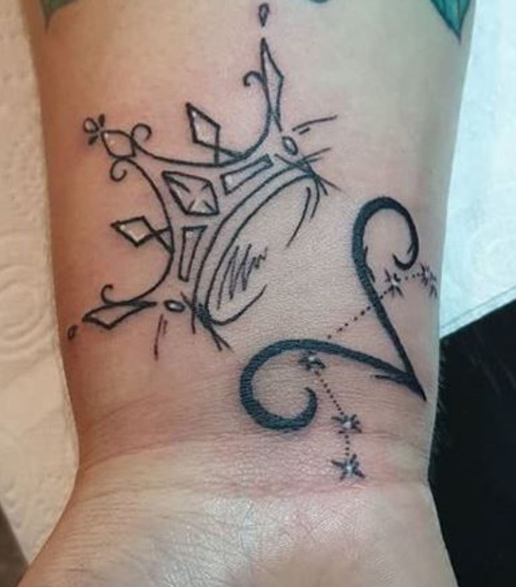 Tatouage Signe Astrologique Bélier Symbole Constellation Couronne 