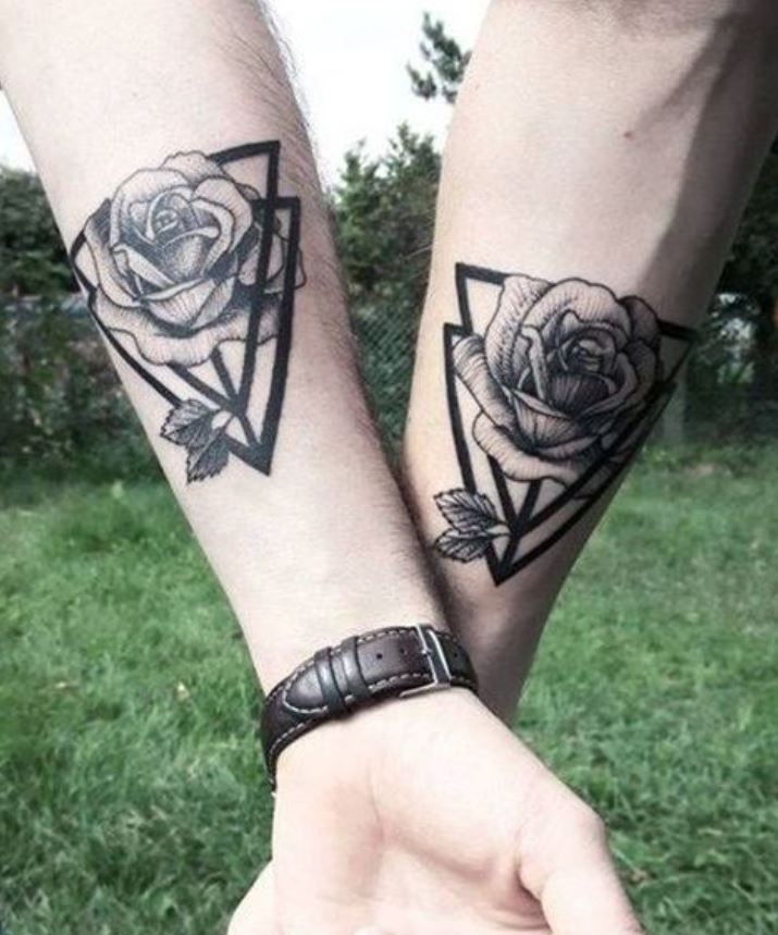 Tatouage Commun Couple Triangles Et Rose 