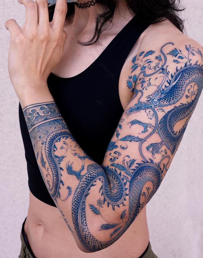 Tatouage Dragon Bleu Feuillu Sur Le Bras 