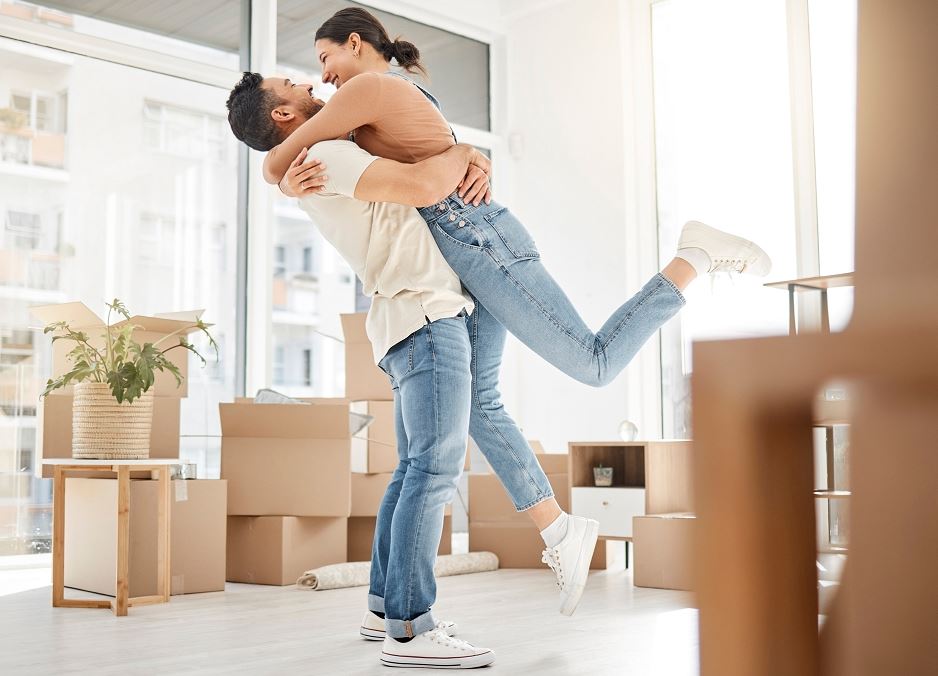 Couple Heureux Se Saute Dans Les Bras