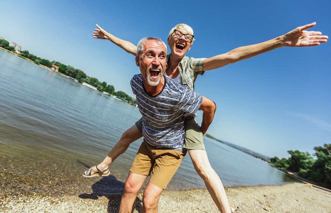 Couple Seniors Heureux Au Bord De La Plage