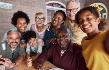 Famille D'accueil Avec De Nombreux Enfants Heureux